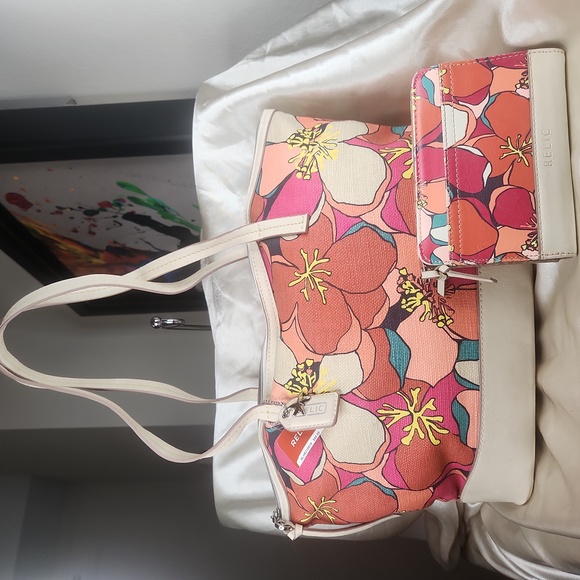 Relic Handbags - Relic 2 Piece Hybiscus Matched Set NWT Tote, NWT Bag Charm, EUC Wallet
